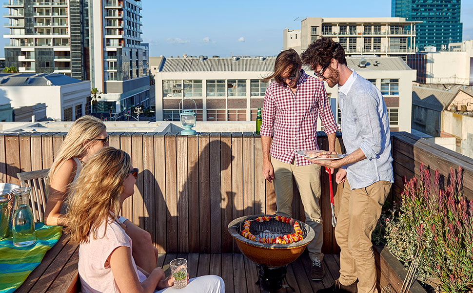 Un repas entre amis sur un rooftop