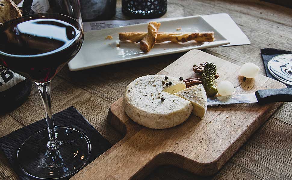 Une planche de fromage à associer avec un vin Mascotte de Berticot